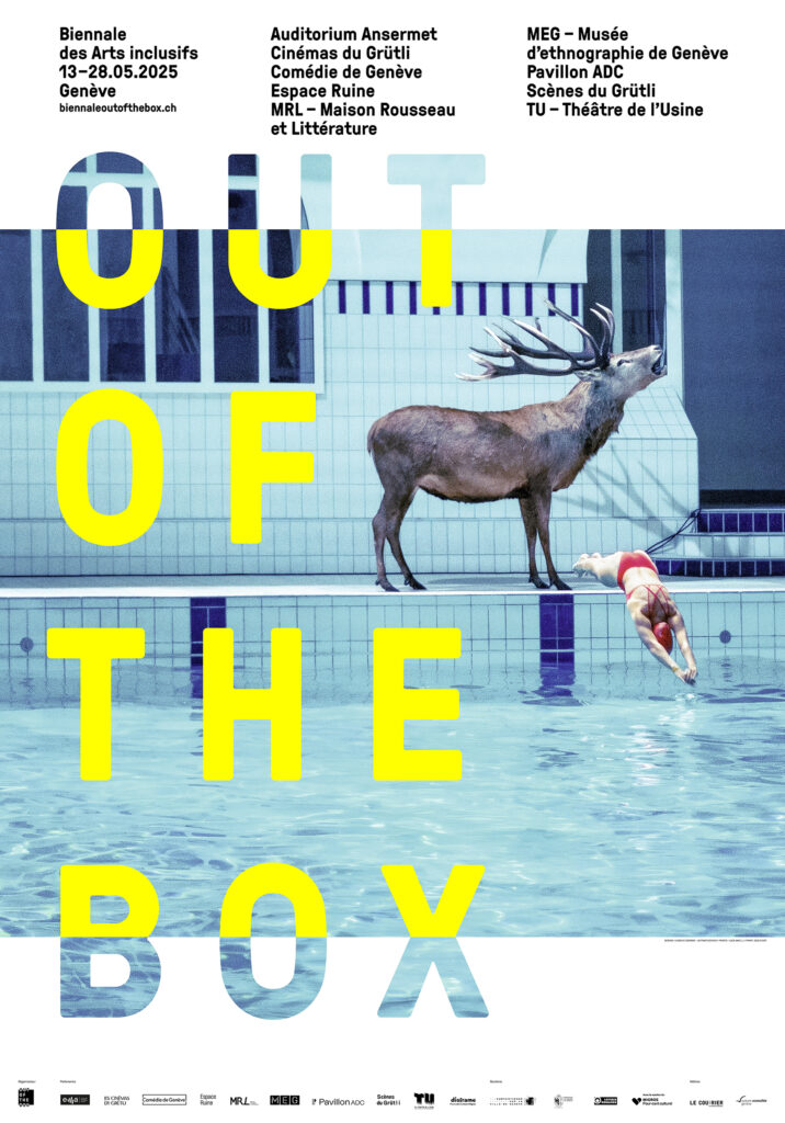 C'est l'affiche du festival Out of the Box. Dans l'image de fond il y a une piscine. Une personne avec un maillot de bain rouge plonge dans l'eau. Un cerf empaillé se trouve sur le bord de la piscine. La couleur de fond comprend diverses tonalités de bleu. Tout en haut de l'affiche il y a un texte noir sur fond blanc, sur trois colonnes. Ce texte informe des dates de la Biennale Out of the Box sur la première colonne, des lieux culturels où le festival se déroule. En lettres capitales de grand format, en surimpression, c'est marqué Out of the Box. Ces lettres sont jaunes sur le fond bleu de la piscine. La moitié des lettres supérieures et inférieures dépassent l'image de la piscine, mais la piscine se trouve à l'intérieur des lettres. Tout en bas, il y a la liste des logos : Out of the Box, partenaires culturels, soutiens financiers et partenaires média.